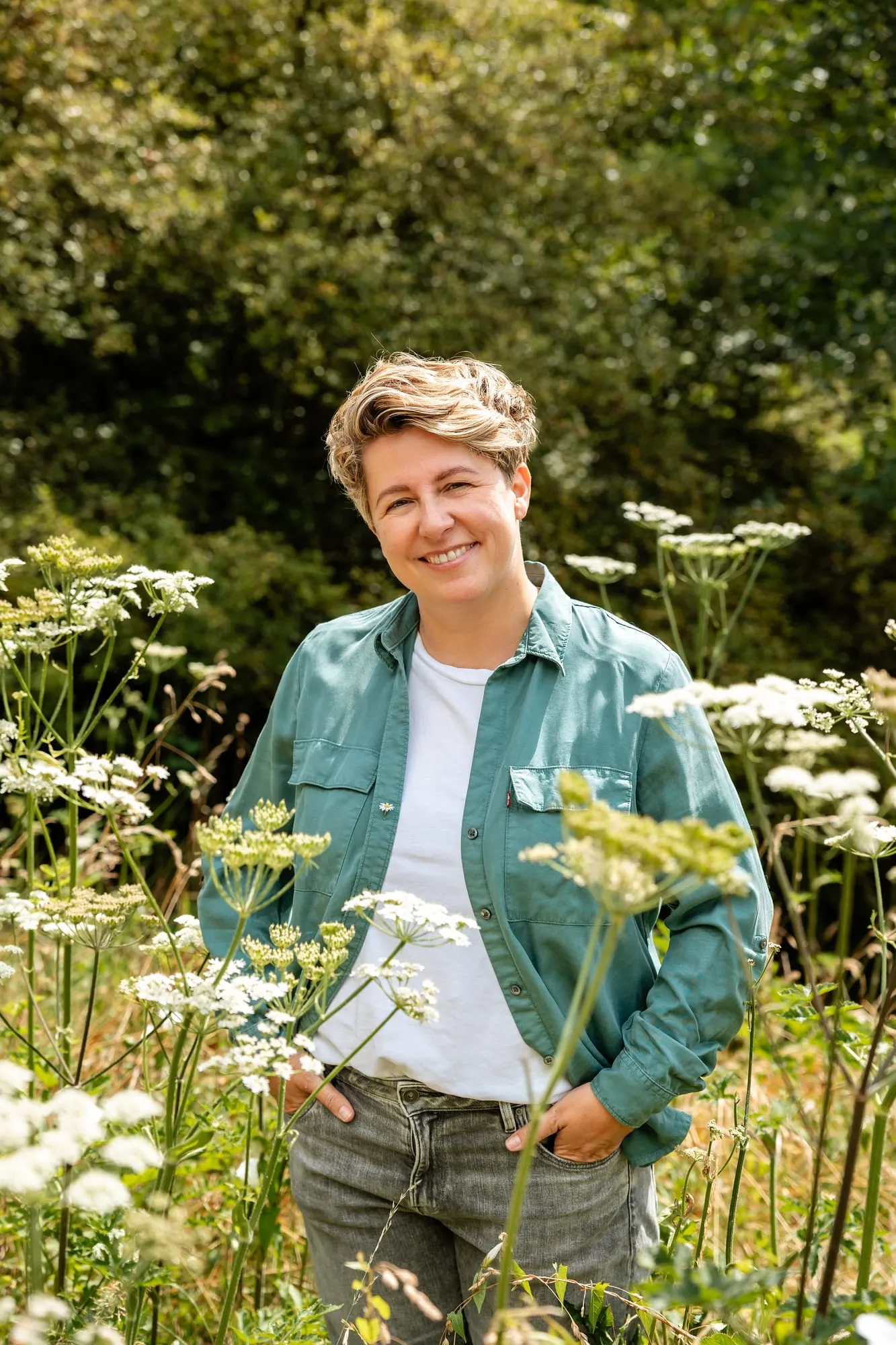 Monique Rijcken buiten tussen het fluitenkruid