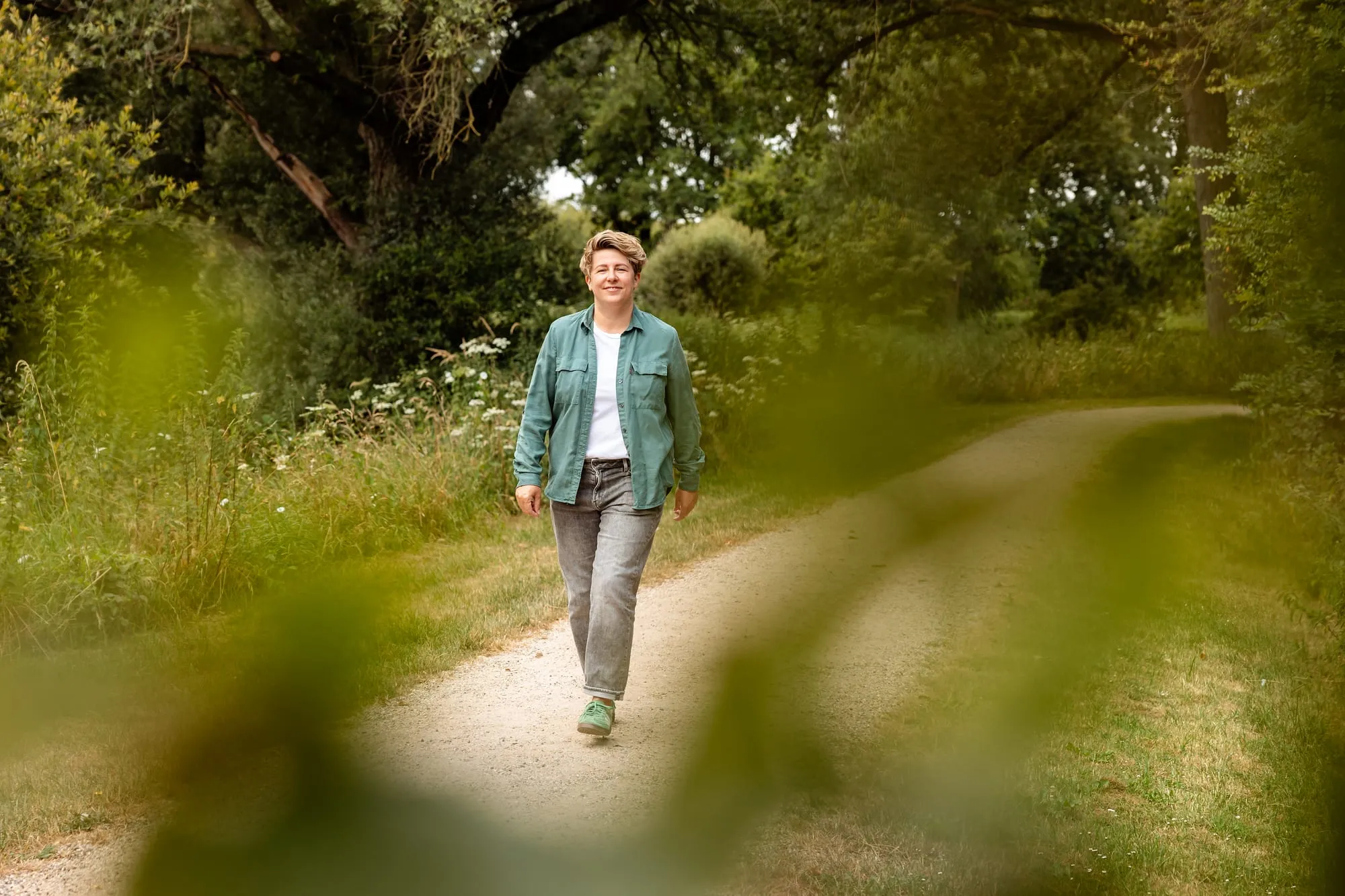 Monique tijdens een wandelcoaching-sessie op een pad in het groen